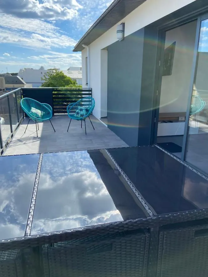 Appartement Avec Terrasse Et Parking Prive Logement C Ploemeur 0*,  France